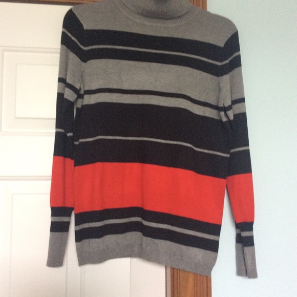 Turtle neck button sleeves sweater - Picture 2 of 4